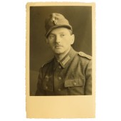 Foto de soldado de infantería de la Wehrmacht con uniforme M43 y gorra M42